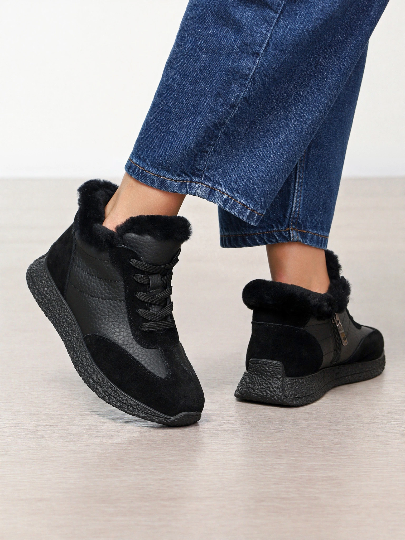 Кроссовки комбинированные черного цвета на низкой подошве